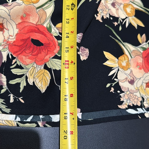 Santuary over the shoulder floral top size Large - Picture 6 of 6